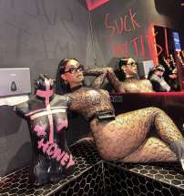 Biancaroze Bali Transex Sou Bianca e estou visitando Bali. Você está pronto? Tenho orgulho do meu corpo jovem e natural — basta olhar as fotos! Sei do meu charme e sei que você está ansioso para me conhecer. As pessoas podem me rotular como uma dançarina excêntrica, mas meu principal objetivo é proporcionar prazer. Também gosto de receber, então me trate bem. Sou incrivelmente flexível e estou pronta para realizar suas fantasias hoje à noite. Se você tem algum fetiche em particular, sinta-se à vontade para compartilhá-lo comigo. Eu me esforço para proporcionar a melhor experiência. Você é bem-vindo para me visitar em minha casa, equipada com uma cama espaçosa, um chuveiro agradável e muito mais. Ansiosa pelo nosso encontro. Vamos curtir tudo de forma selvagem e inesquecível! Lembre-se, eu sou o seu destino!