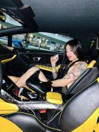 Elena77 Dubai Transex Ciao amore, sono Elena, una bellissima ragazza colombiana disposta a soddisfare tutte le tue fantasie e non darmi pace finché non si avverano, la mia pelle è perfetta, il mio culo è fenomenale e il mio cazzo è un posto che so che amerai conoscere, non esitare a contattarmi