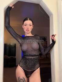 Farah Necibi Rome Transex Meu nome é Farah, sou uma linda travesti sexy e alegre que vai te dar muito prazer. Faço tudo e não tenho tabus. Minha segurança é mais importante do que qualquer coisa. Os beijos vêm e me descobrem