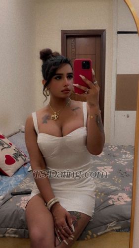 trans girl Lourasandhu 8208921